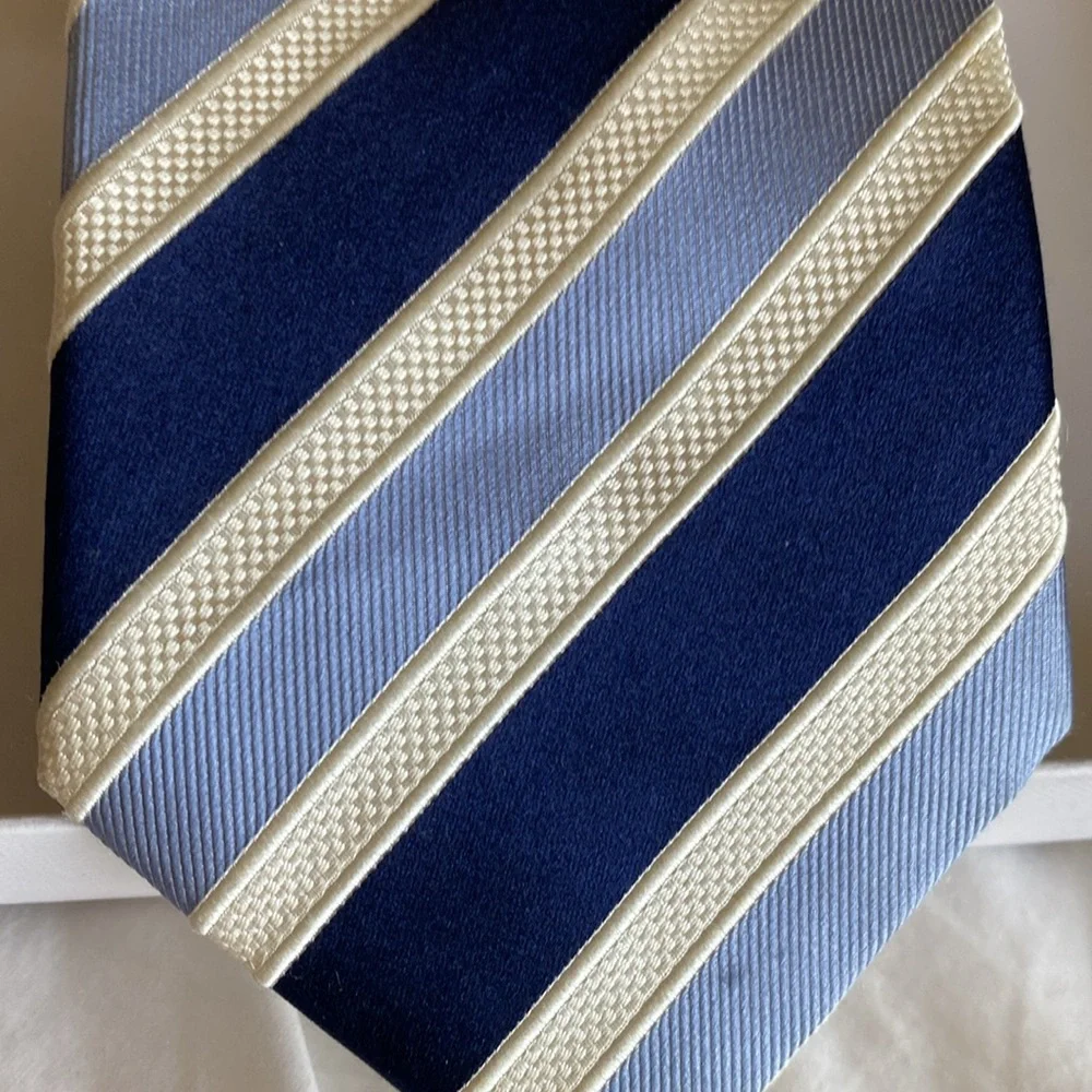 Donald J. Trump Elegant Navy and Cream Striped Men's Tie - Picture 2 of 5